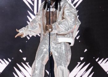 Burna Boy réalise une perfomance scénique de haut volt lors de la cérémonie d’ouverture de la finale de l’UEFA Champions League 2023, présentée par Pepsi®