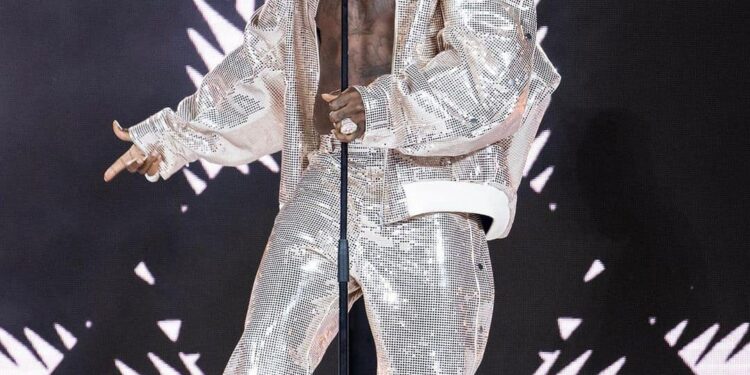 Burna Boy réalise une perfomance scénique de haut volt lors de la cérémonie d’ouverture de la finale de l’UEFA Champions League 2023, présentée par Pepsi®