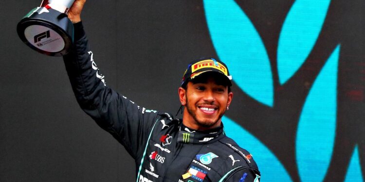 Un Nouveau Chapitre pour une Légende : Lewis Hamilton Rejoint Ferrari
