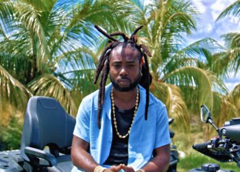 "Découvrez Warped, artiste guadeloupéen aux textes puissants et à la voix unique. Entre reggae, dancehall et zouk, il séduit un public fidèle avec des titres à succès comme « 2 Ti Mo » et « Woman ».​"