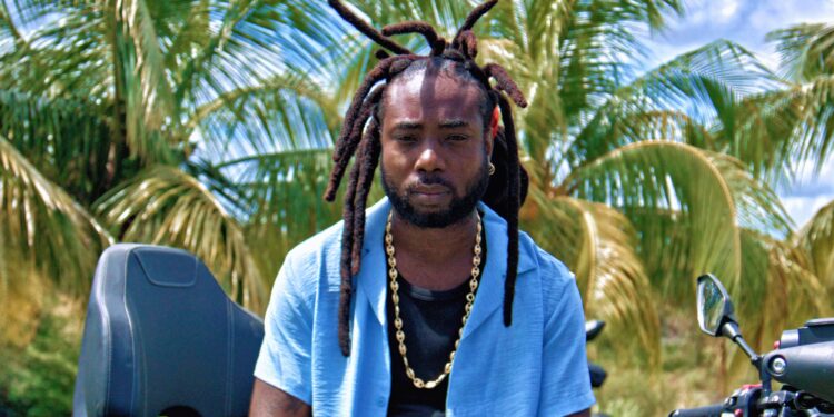 "Découvrez Warped, artiste guadeloupéen aux textes puissants et à la voix unique. Entre reggae, dancehall et zouk, il séduit un public fidèle avec des titres à succès comme « 2 Ti Mo » et « Woman ».​"