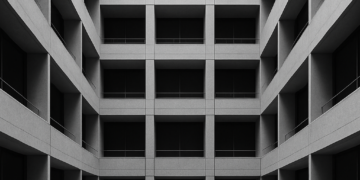 Structure architecturale répétitive illustrant la logique interne et l’auto-stabilité des systèmes.