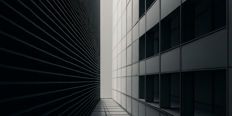 Architecture contemporaine aux lignes épurées illustrant les structures invisibles et les systèmes silencieux qui façonnent la performance.