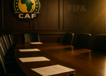 Salle de réunion institutionnelle illustrant la gouvernance du football africain entre la CAF et la FIFA lors de la CAN 2025