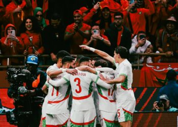 Célébration collective d’une sélection africaine lors de la CAN 2025, symbole du jeu d’équipe et de l’unité.