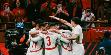 Célébration collective d’une sélection africaine lors de la CAN 2025, symbole du jeu d’équipe et de l’unité.