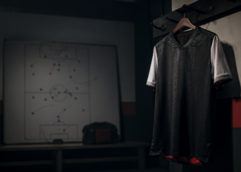 Salle d’analyse footballistique avec tableau tactique et documents, représentant la gouvernance et les choix structurels du football africain.