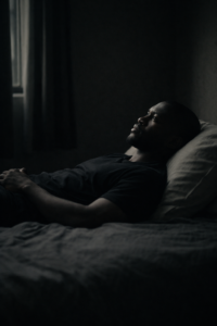 homme africain nuit introspection solitude parcours intérieur