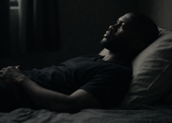 homme africain nuit introspection solitude parcours intérieur