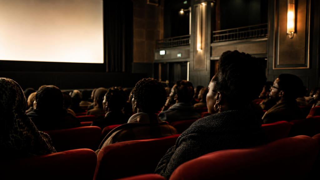 Public assistant à une projection de cinéma africain dans une salle parisienne lors de la NollywoodWeek 2026.