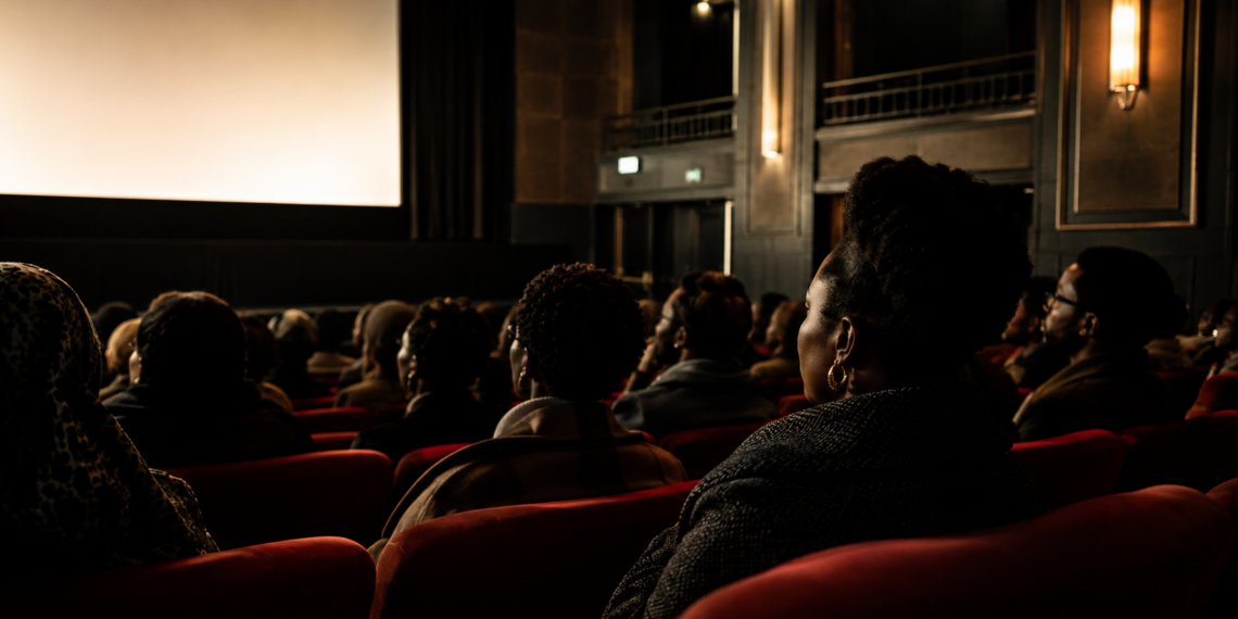 Public assistant à une projection de cinéma africain dans une salle parisienne lors de la NollywoodWeek 2026.