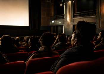 Public assistant à une projection de cinéma africain dans une salle parisienne lors de la NollywoodWeek 2026.