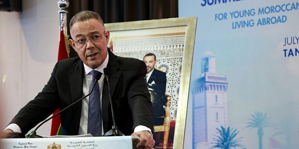 Fouzi Lekjaa lors d'une prise de parole officielle au Maroc, devant un pupitre.
