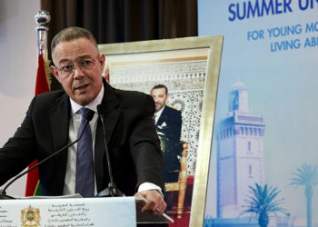 Fouzi Lekjaa lors d'une prise de parole officielle au Maroc, devant un pupitre.