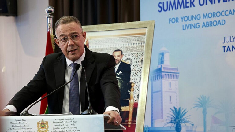 Fouzi Lekjaa lors d'une prise de parole officielle au Maroc, devant un pupitre.